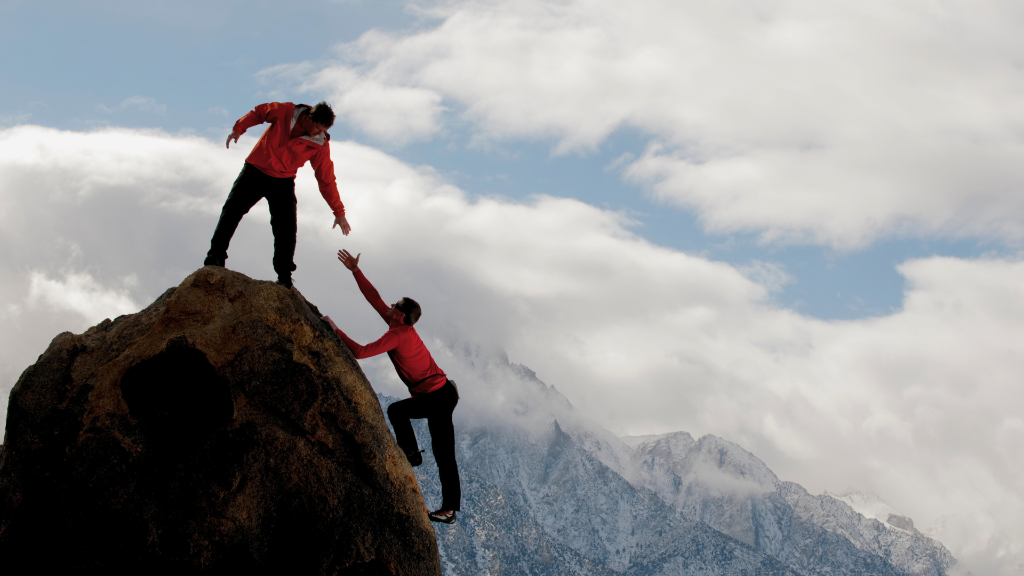 Equipo escalando montaña